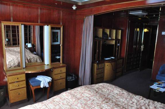 Nossa espaçosa cabine, com quarto e até uma pequena sala, no Sea Spirit, navio que nos leva até a Antártida
